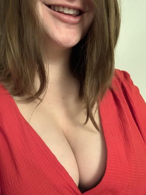 Smile + cleavage [f]