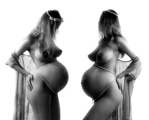 zdjęcie amatorskie Pregnant Twin Sisters