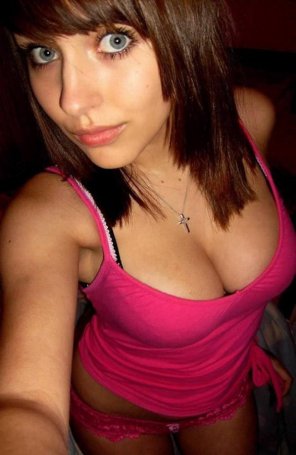 amateurfoto Her chest is almost as amazing as her eyes.