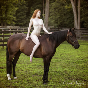 foto amadora Riding a horse