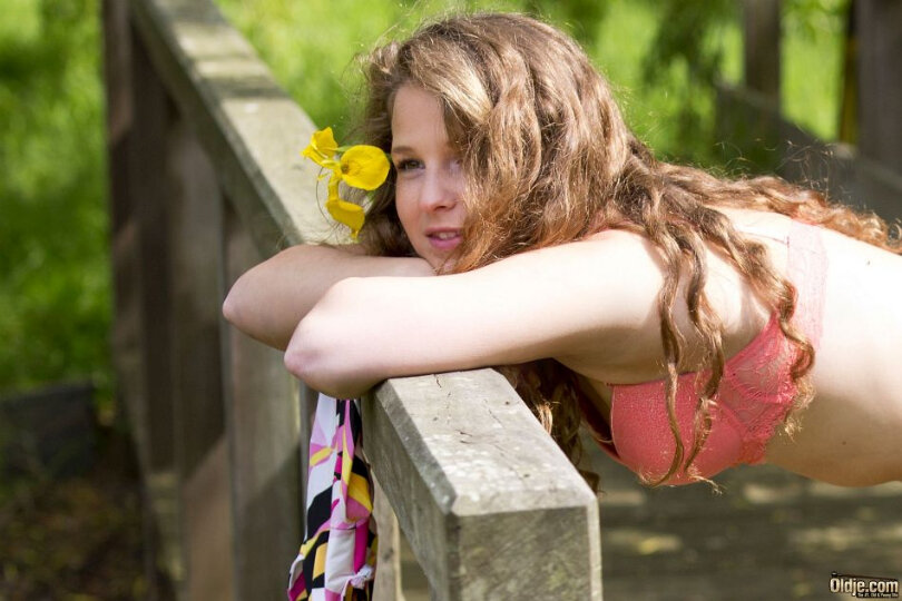 Naked young teen giving fat oldman blowjob and riding senior cock at the park_0003