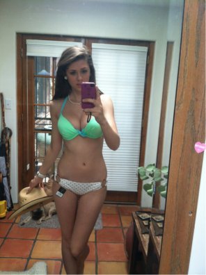 zdjęcie amatorskie Showing off the new bikini