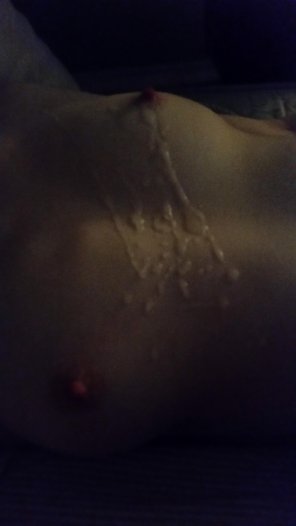 photo amateur He did it on my tits!