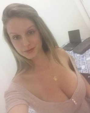 zdjęcie amatorskie Huge cleavage