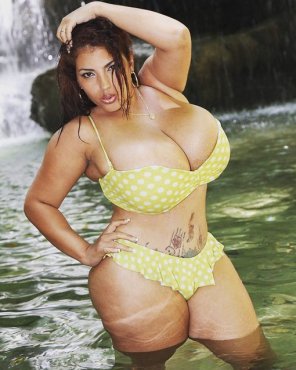 foto amadora Dominican Poison packed into a polka dot bikini