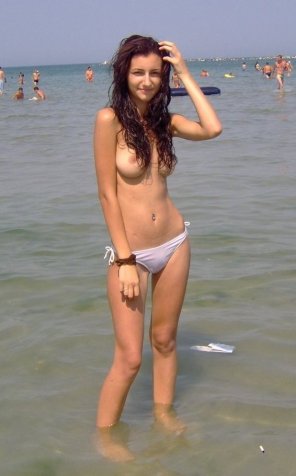 amateur pic PictureTopless in the sea.