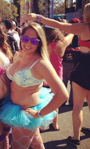 amateur pic Busty Chubby Raver