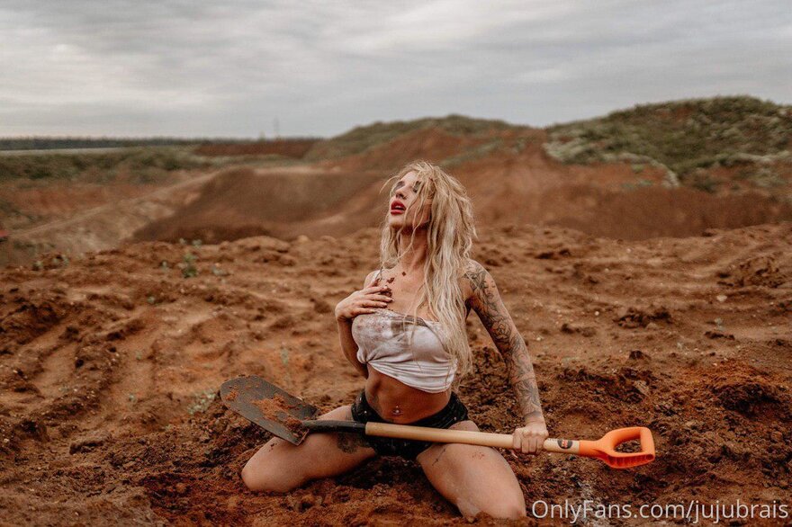 19-07-25 5744001-01 I_m so tired of looking for gold in this shit..... 1280x852-dNR6X7hS