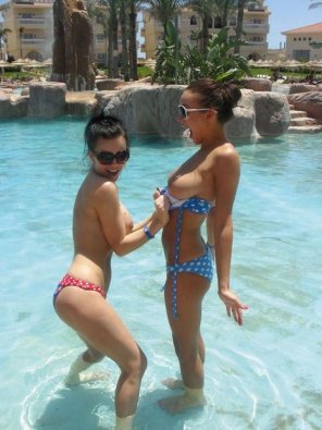 zdjęcie amatorskie Helping out her friend at the pool