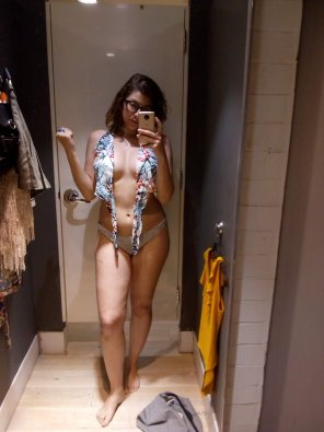 foto amateur thought you guys would like to see me in the fitting room