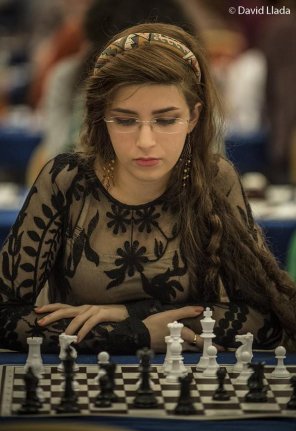 photo amateur Iranian-born International Master of Chess - Dorsa Derakhshani. In this picture, she's playing for the United States.