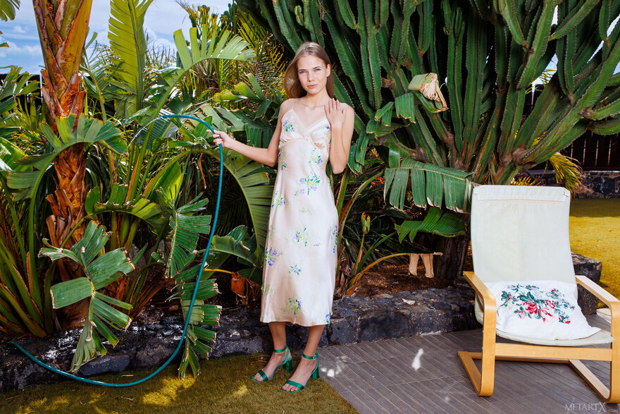 MetArtX_Lovely-Gardener-1_Luise_high_0009