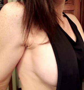 amateur pic Too much sideboob?