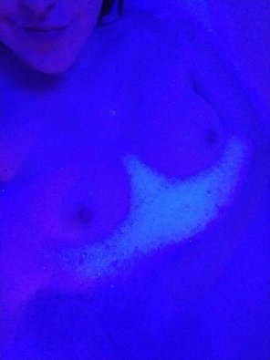 zdjęcie amatorskie [F] Can't take a relaxing bath without blue lights