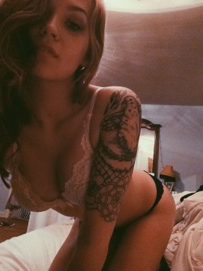 foto amateur Tattoos and lace
