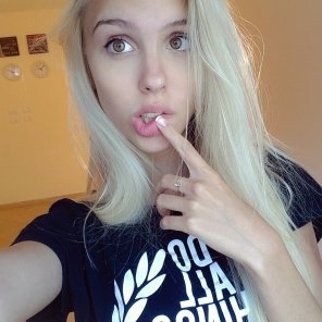 amateur pic Beautiful blonde with somewhat a lip bite?