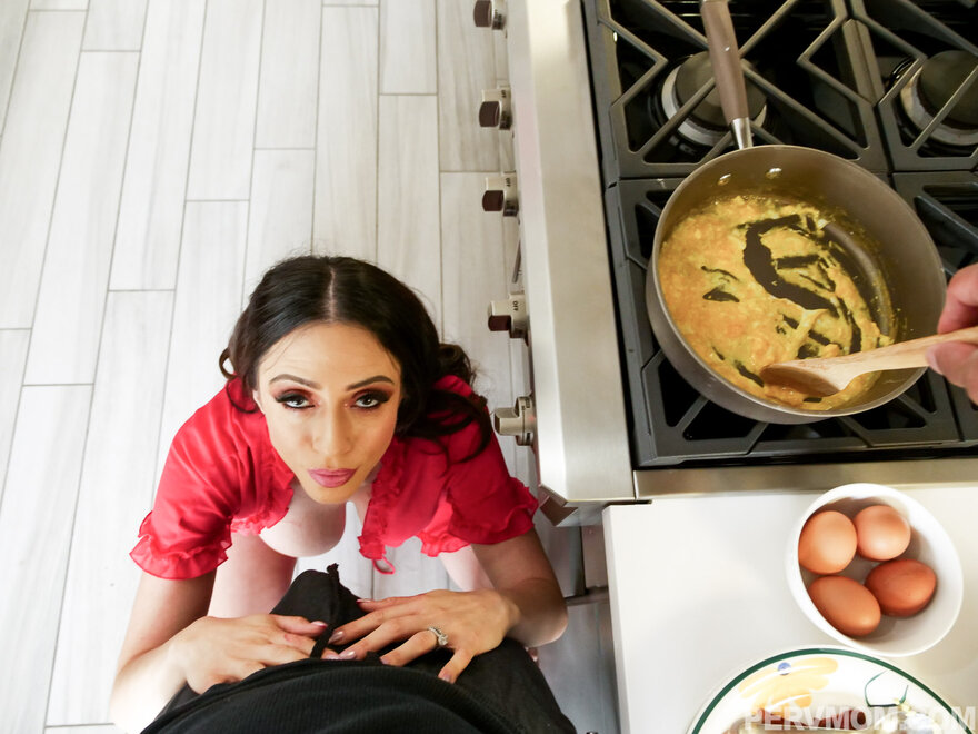 82722203_pervmom_ariella_ferrera_062