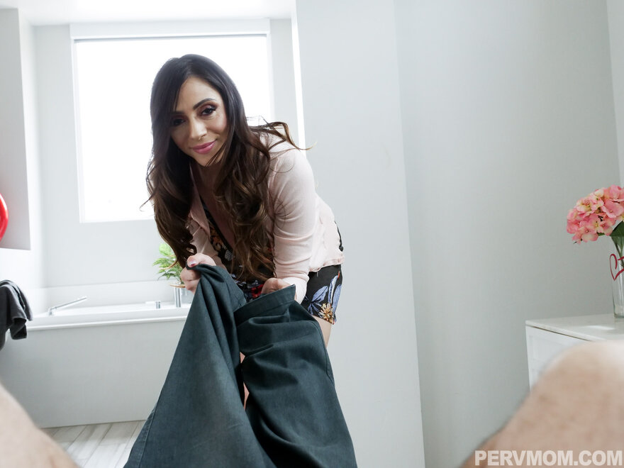 82722426_pervmom_ariella_ferrera_210