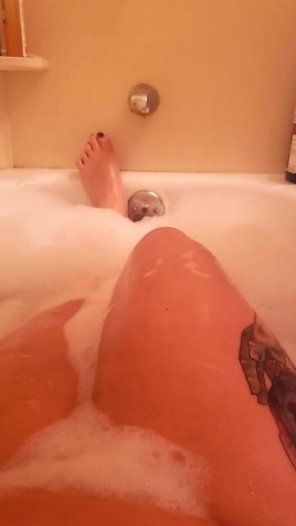 amateur photo [OC] Who wants to join me for bathtime?
