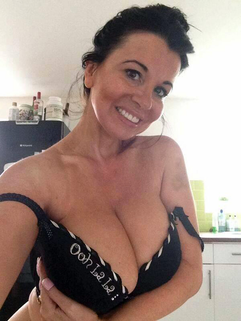 Smiling milf Porn Pic - EPORNER