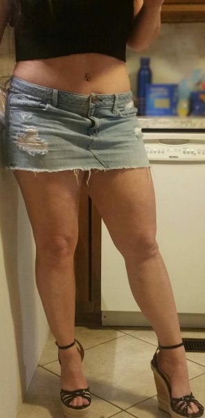 zdjęcie amatorskie Original Content[Picture] Thought I would see if you guys enjoyed this hotwife in a jean skirt