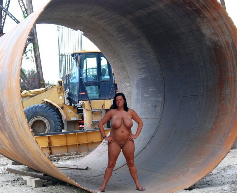 Curvy babe going nude at a construction site