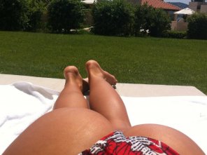 amateur pic Sun tanning Human leg Leg Finger Thigh 