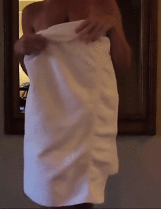 foto amadora Dropping her towel