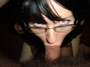 foto amateur A girl with glasses