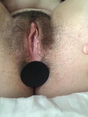 zdjęcie amatorskie Hairy and plugged