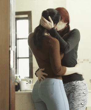 foto amateur Kissing in tight jeans