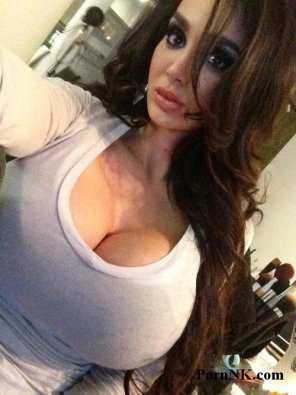 Amy Anderssen with her big boobs in a selfie photo