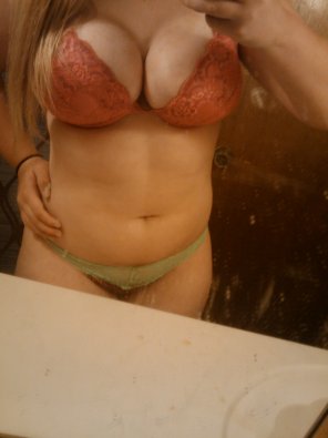 amateur photo Red bra, green panties