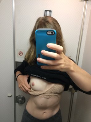 アマチュア写真 Too short to take airplane bathroom nudes -- I had to stand on my tiptoes to take this!