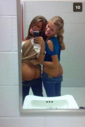 foto amatoriale Mooning in the girls' room