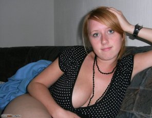 zdjęcie amatorskie Showing some cleavage