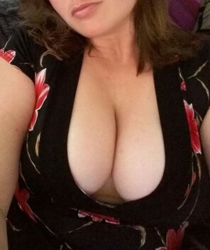 zdjęcie amatorskie Busty Wife from Exeter Devon shows off her deep cleavage [f] [img] [image]