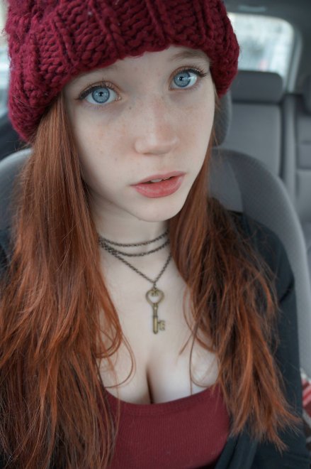 PictureRedhead in the car