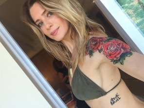 zdjęcie amatorskie Hair Tattoo Arm Blond Beauty 