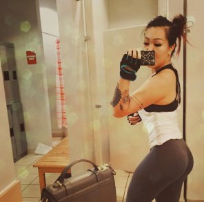 foto amateur Asian babe in leggings that just finished her workout