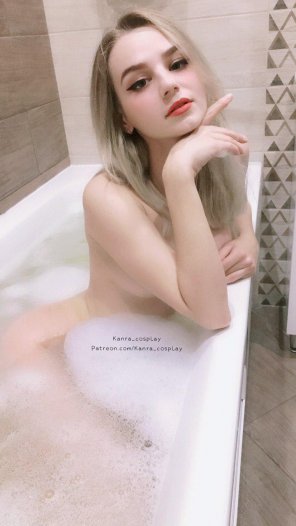 amateur pic So wonderful to take a foam bath! Come and join me! By Kanra_cosplay [self]