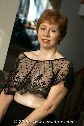 foto amadora Mature-Redhead-MILF-with-Freckles-Wearing-Wedding-Ring-2