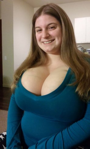 foto amateur Sarah Rae's boobs even look impressive when covered up
