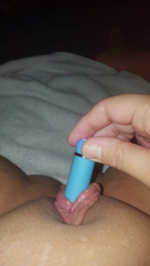 zdjęcie amatorskie Rubbing my vibrator around my wet lips. [F]
