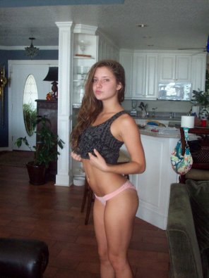 photo amateur Showing her panties