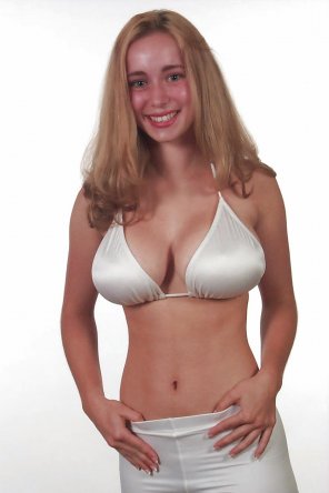 zdjęcie amatorskie Filling her bikini top