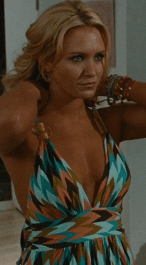 amateur photo 1603-sexy-blonde-celebrity-in-a-gif-picture