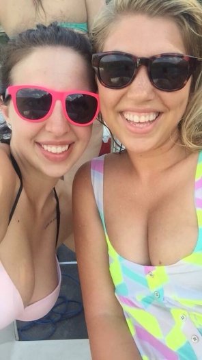 foto amatoriale Friends with cleavage