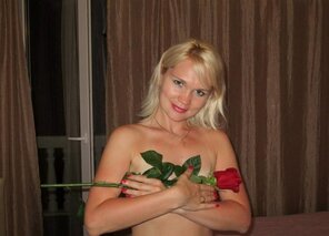 foto amatoriale Blonde-Russian-Milf-Swinging-Lifestyle_76