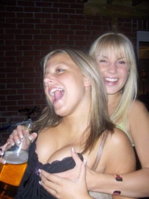 foto amatoriale Drinking and squeezing some boobs